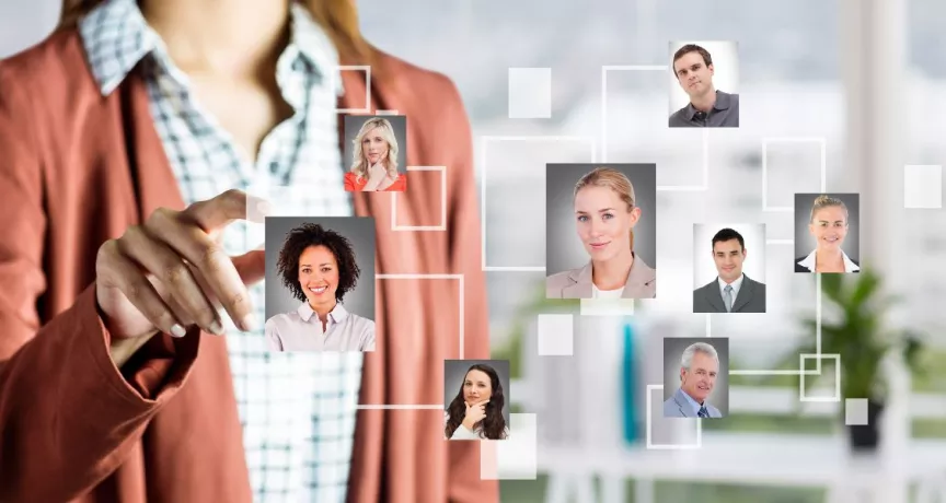 Persona de recursos humanos señalando una red de colaboradores conectados digitalmente, representando el mercado laboral en Perú 2025 y la gestión del talento.