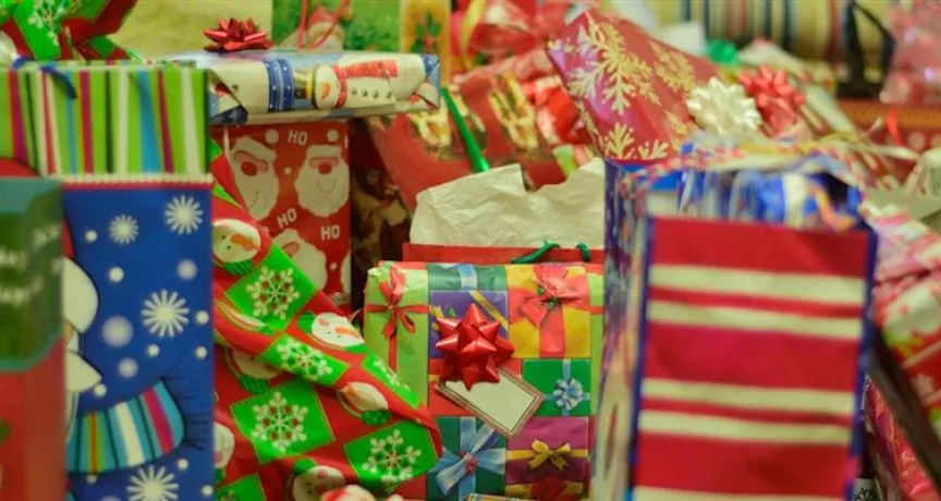 Cajas de regalos envueltos en papel con motivo navideño
