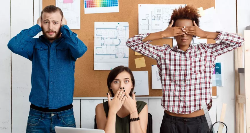 Colaboradores representando la falta de comunicación interna en la empresa, inspirados en la metáfora de los tres monos sabios