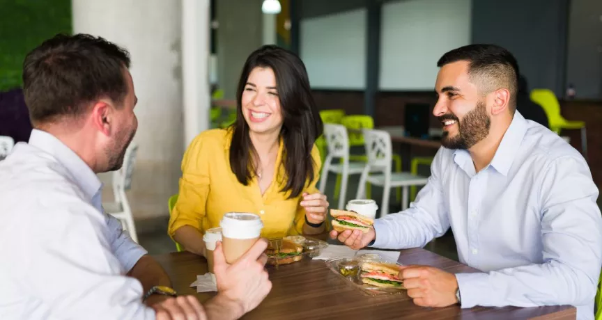 Colaboradores compartiendo el almuerzo que pagaron con su tarjetas de alimentos peru
