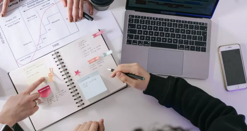 Personas organizando el trabajo en equipo y planificando tareas en oficina