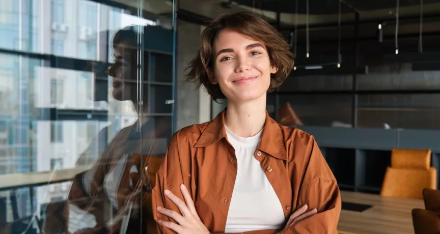 Colaboradora joven en oficina corporativa en Perú, reflejando la nueva visión sobre trabajos para jóvenes y el trabajo en la actualidad.