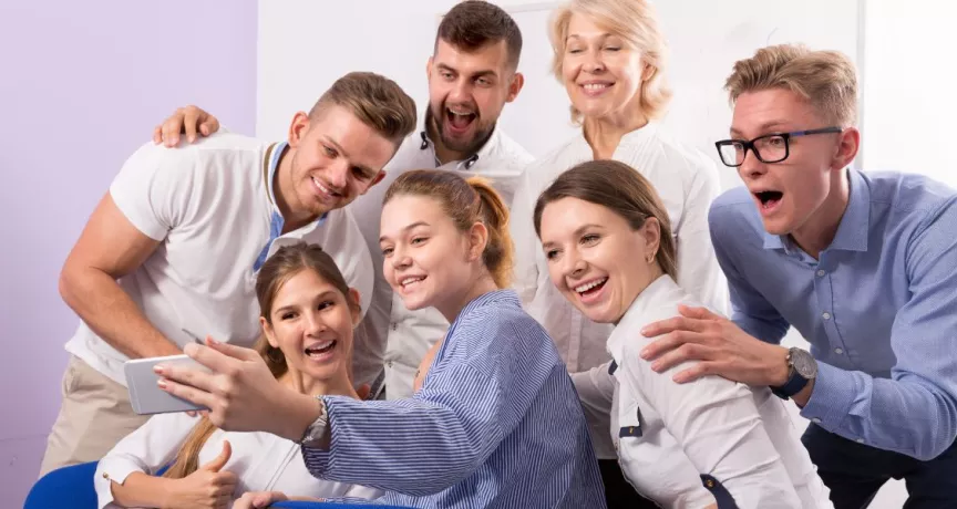 Jóvenes profesionales en Perú compartiendo en equipo en un entorno laboral moderno y flexible