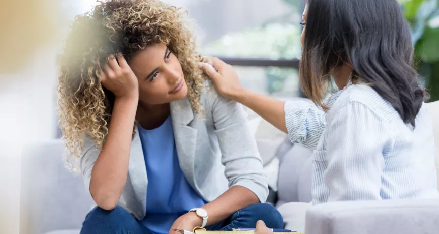 Líder de equipo generando espacios de feedback y conversación como medida de cuidado del bienestar mental en el trabajo