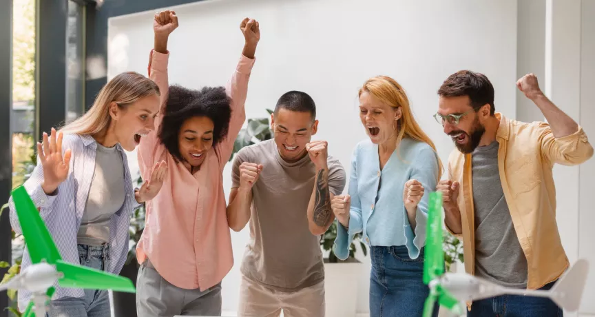 Colaboradores celebrando un gol durante una actividad del Mundial 2026 en la oficina, fortaleciendo el clima laboral y la motivación del equipo.