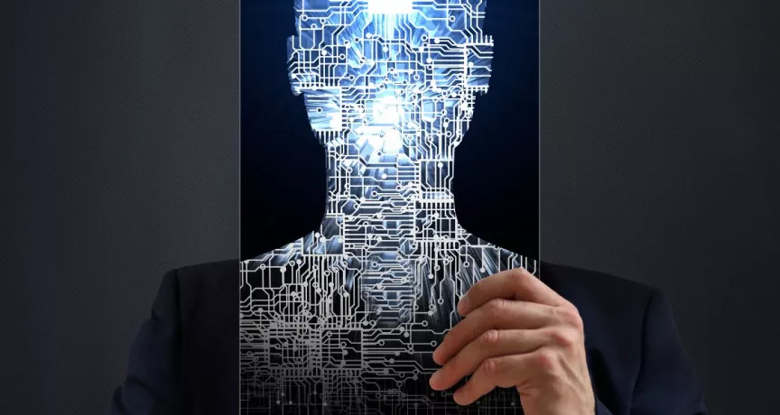 Profesional frente a una figura digital que representa la inteligencia artificial y las microcarreras.