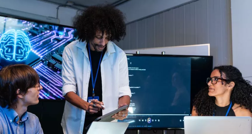 Equipo de trabajo utilizando inteligencia artificial para mejorar la gestión y el liderazgo.