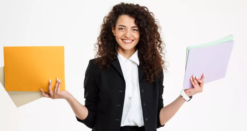 Mujer profesional sosteniendo varias carpetas, en referencia al pluriempleo y a trabajar en dos empresas a la vez en Perú.