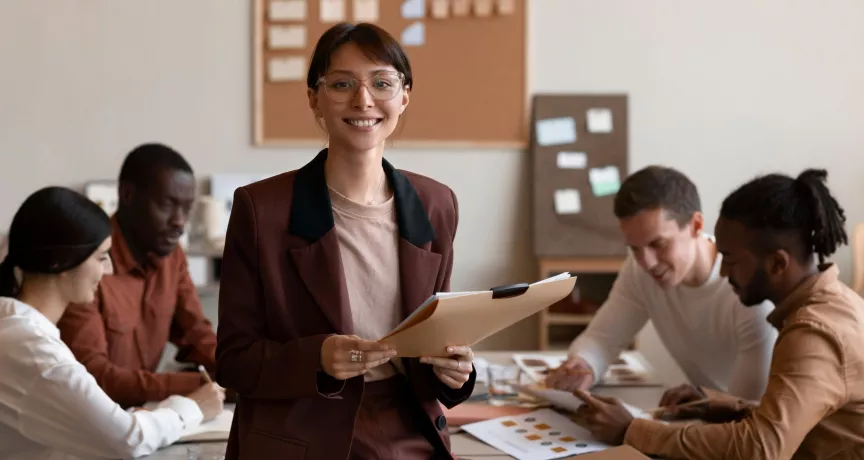 Profesional de Recursos Humanos junto a su equipo utilizando software para rrhh.