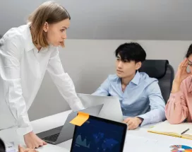 equipo de trabajo resolviendo un conflicto interno