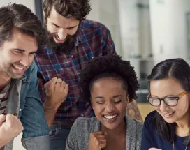 Colaboradores celebrando que externalizaron los beneficios corporativos en su empresa