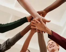 Grupo de colaboradores motivados y felices