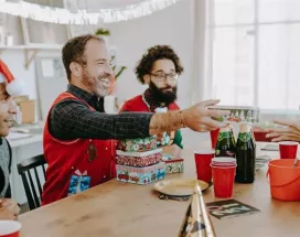 Trabajadores intercambiando regalos de su amigo secreto en la oficina