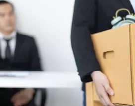 Trabajador juntando sus cosas en una caja luego de renunciar a su empleo