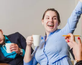 Trabajadores en Perú celebrando que su empresa optimizó su estrategia de beneficios corporativos