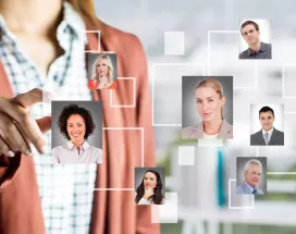 Persona de recursos humanos señalando una red de colaboradores conectados digitalmente, representando el mercado laboral en Perú 2025 y la gestión del talento.