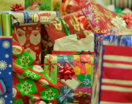 Cajas de regalos envueltos en papel con motivo navideño