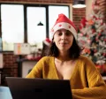 mujer navidad oficina