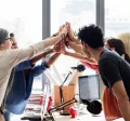 equipo de trabajo contento