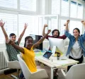 Equipo de trabajo celebrando victoria corporativa
