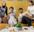 Grupo de empleados Millennials y Gen z haciendo co-working en su trabajo ideal