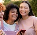 jóvenes en su primera experiencia laboral