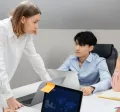 equipo de trabajo resolviendo un conflicto interno