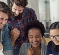 Colaboradores celebrando que externalizaron los beneficios corporativos en su empresa