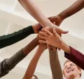 Grupo de colaboradores motivados y felices
