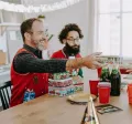 Trabajadores intercambiando regalos de su amigo secreto en la oficina