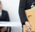 Trabajador juntando sus cosas en una caja luego de renunciar a su empleo