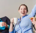Trabajadores en Perú celebrando que su empresa optimizó su estrategia de beneficios corporativos