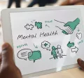 Hombre sostiene tablet con esquema de bienestar y salud mental en reunión de trabajo