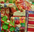 Cajas de regalos envueltos en papel con motivo navideño
