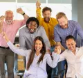 Equipo de trabajo celebrando en la oficina como parte de actividades de team building y formación de equipos.