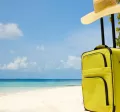 Valija en la playa como símbolo del descanso y las vacaciones laborales.