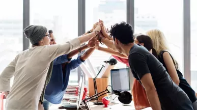 equipo de trabajo contento