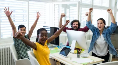 Equipo de trabajo celebrando victoria corporativa