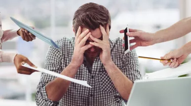 colaborador de Perú trabajando bajo estrés y sobrecarga laboral