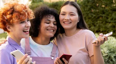 jóvenes en su primera experiencia laboral