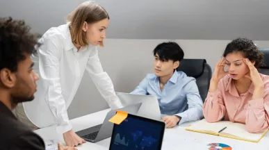 equipo de trabajo resolviendo un conflicto interno