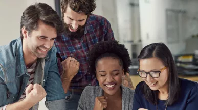 Colaboradores celebrando que externalizaron los beneficios corporativos en su empresa