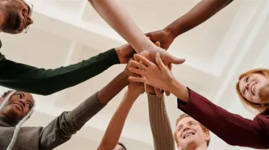 Grupo de colaboradores motivados y felices