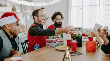 Trabajadores intercambiando regalos de su amigo secreto en la oficina