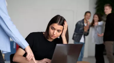 Joven trabajadora sufre discriminación laboral