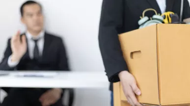 Trabajador juntando sus cosas en una caja luego de renunciar a su empleo