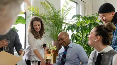 Equipo de colaboradores satisfechos con su lugar de trabajo