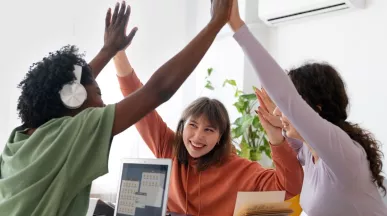 Trabajadores festejando porque tienen la libertad de elegir sus beneficios laborales