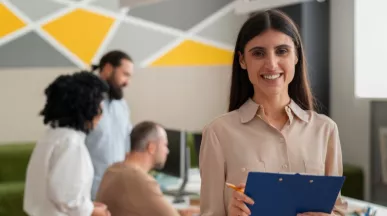 reclutadora de recursos humanos evalúa qué buscan los profesionales calificados de Perú para mantenerse en un empleo