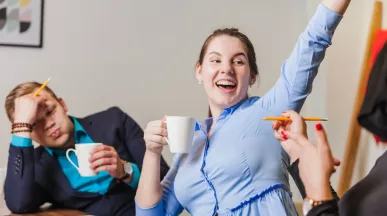 Trabajadores en Perú celebrando que su empresa optimizó su estrategia de beneficios corporativos